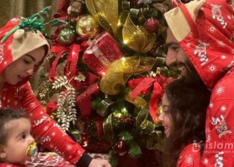 Mo Salah dan keluarga memakai atribut Natal