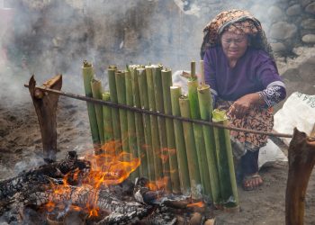 Tradisi sambut bulan suci Ramadhan Lamang dimasak dan dibakar di atas bara api Foto: Jefry wongso