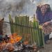 Tradisi sambut bulan suci Ramadhan Lamang dimasak dan dibakar di atas bara api Foto: Jefry wongso