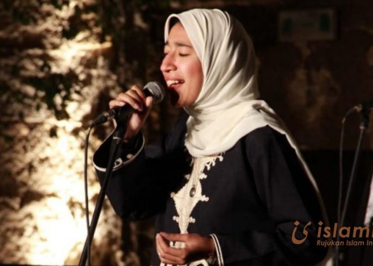 bernyanyi di masjid