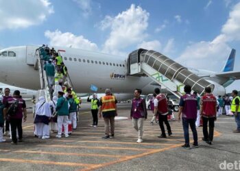 Calon Jamaah Haji Akan Tempuh Waktu 9 – 10 Jam Ke Makkah, Ini 10 Tips Cegah Mabuk Udara Selama Penerbangan