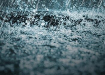 Hujan Mengguyur Mina usai Panas Ekstrem, Jemaah Haji Lari Keluar Tenda Sambil Berucap Syukur Alhamdulillah